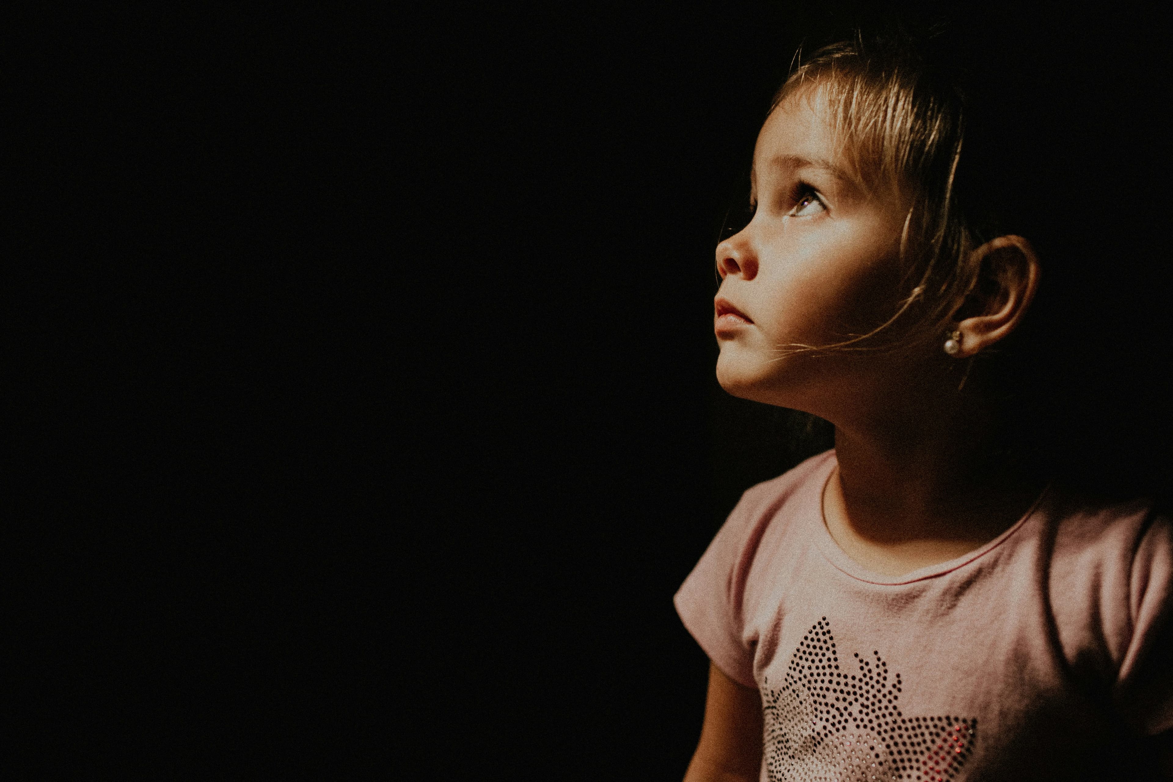 親の話に耳を傾ける子ども