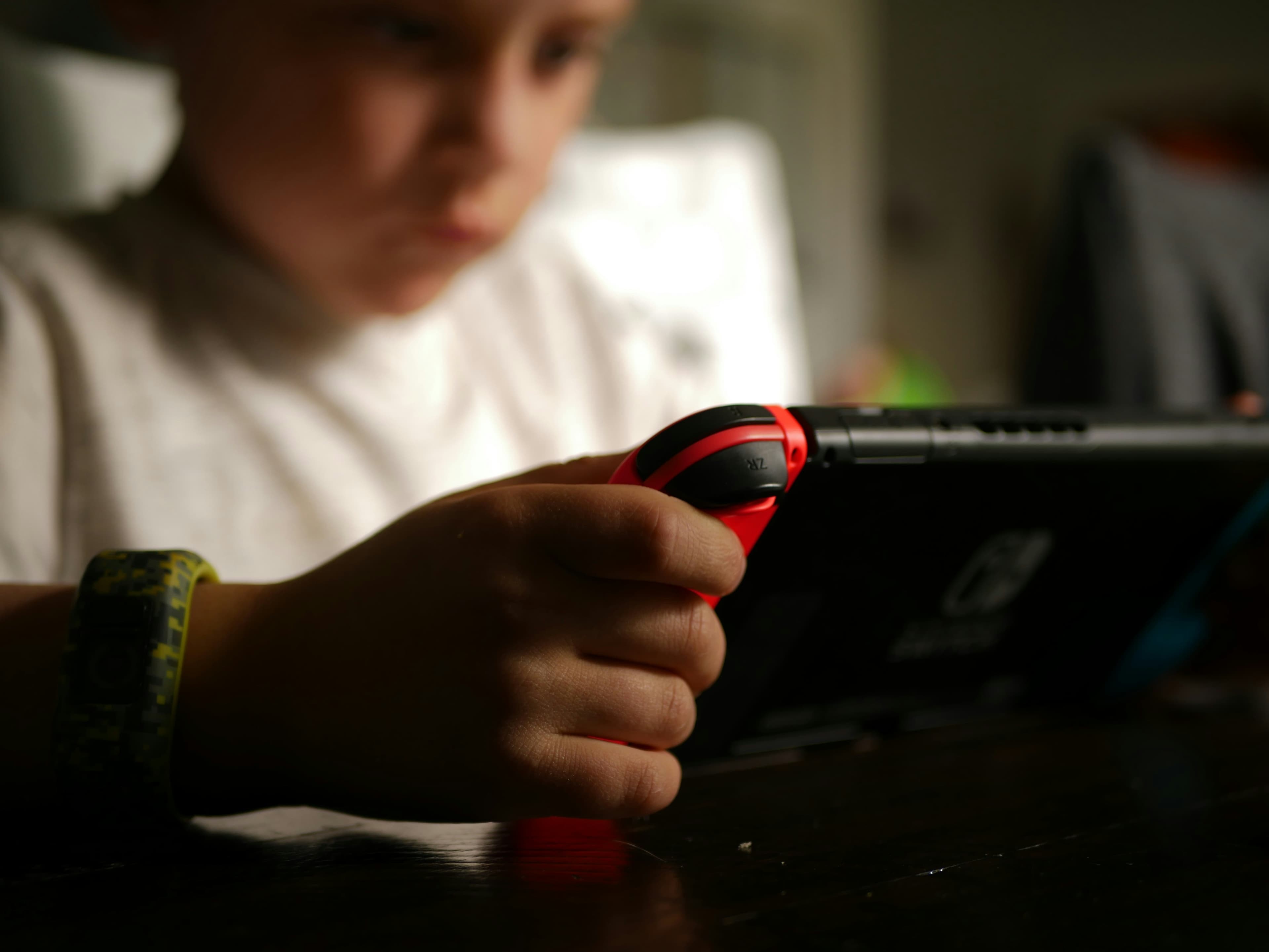 子どもがゲーム機を操作する