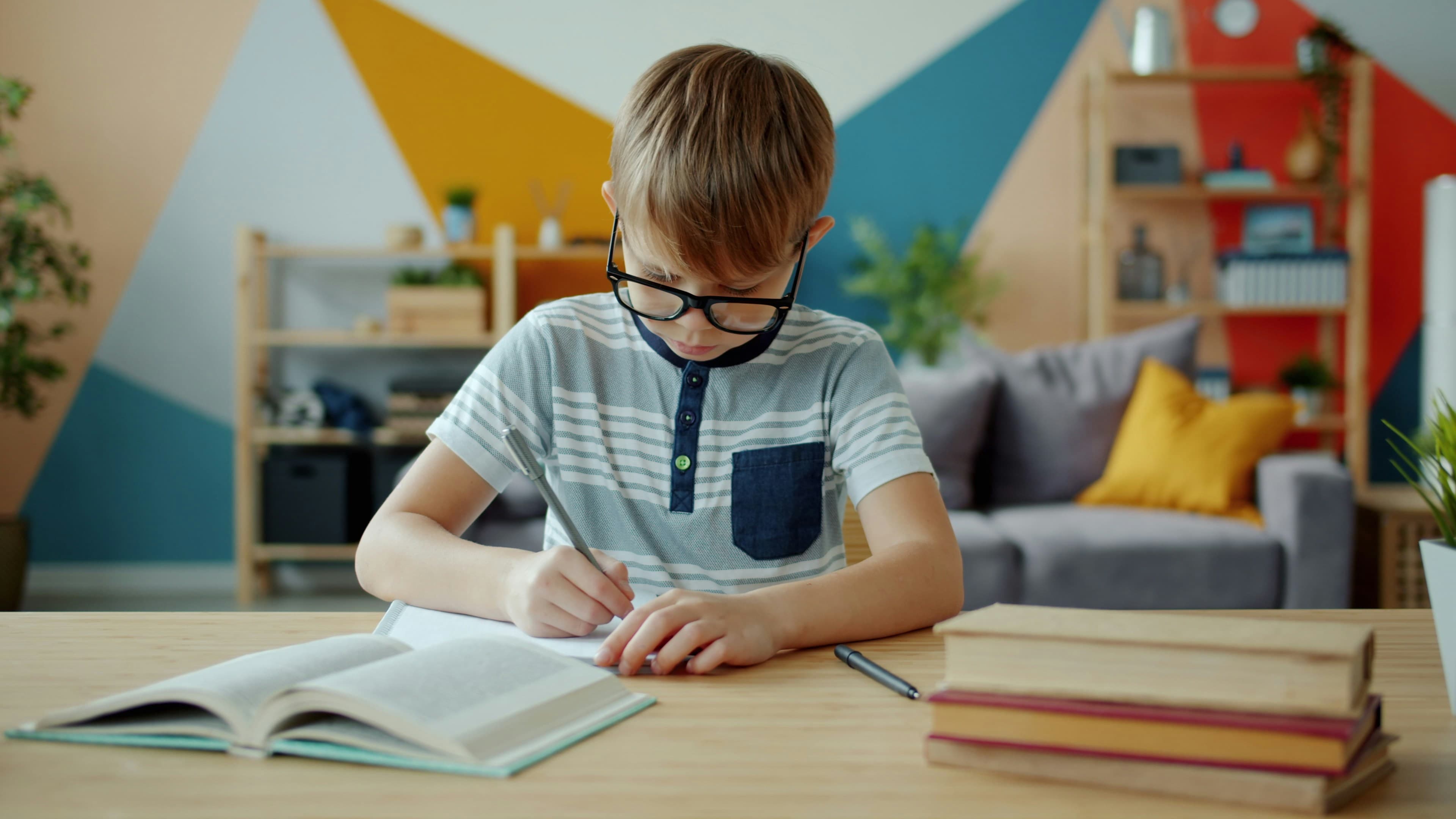 勉強する子どものイメージ