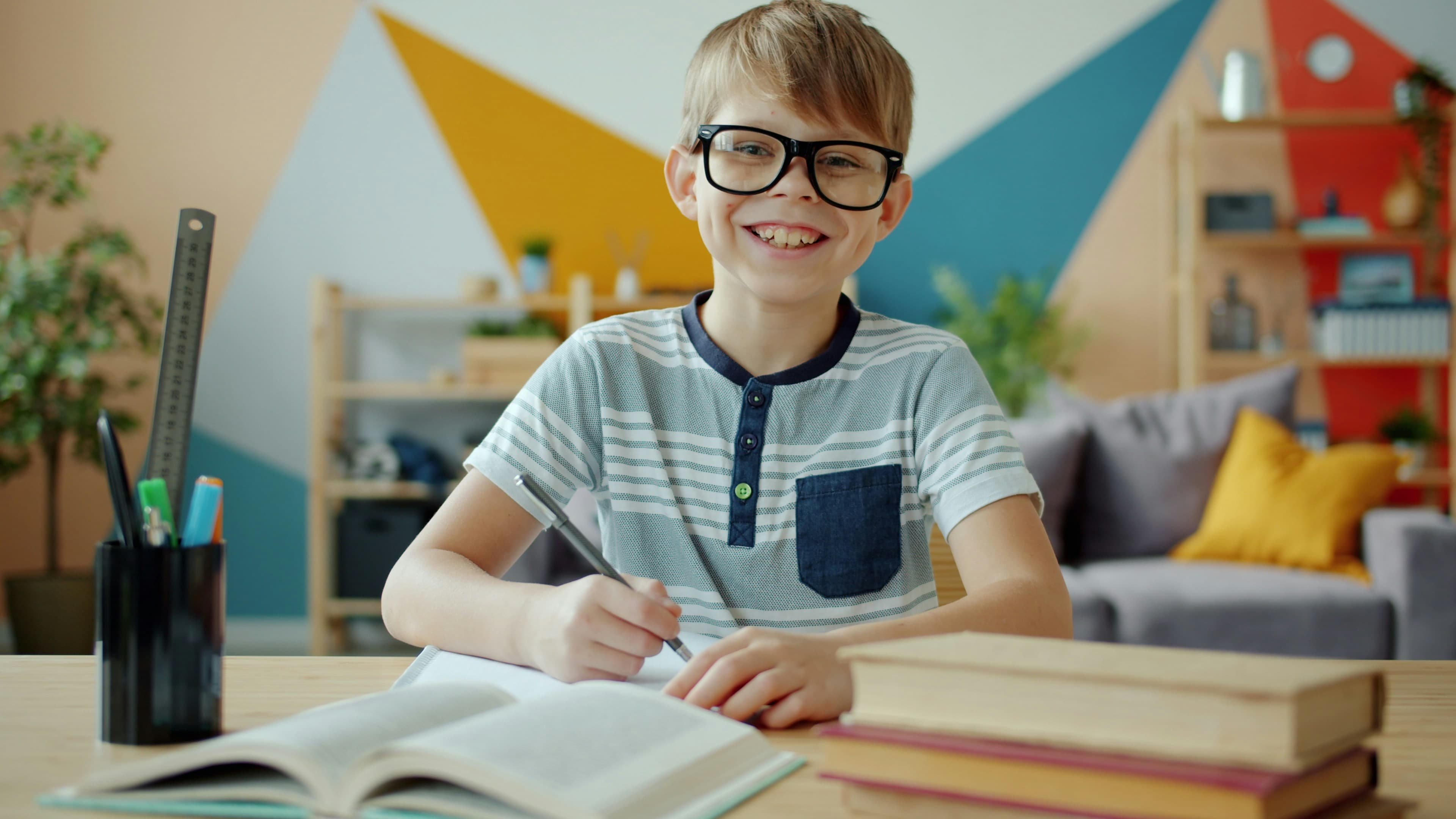 机に向かって勉強する子ども
