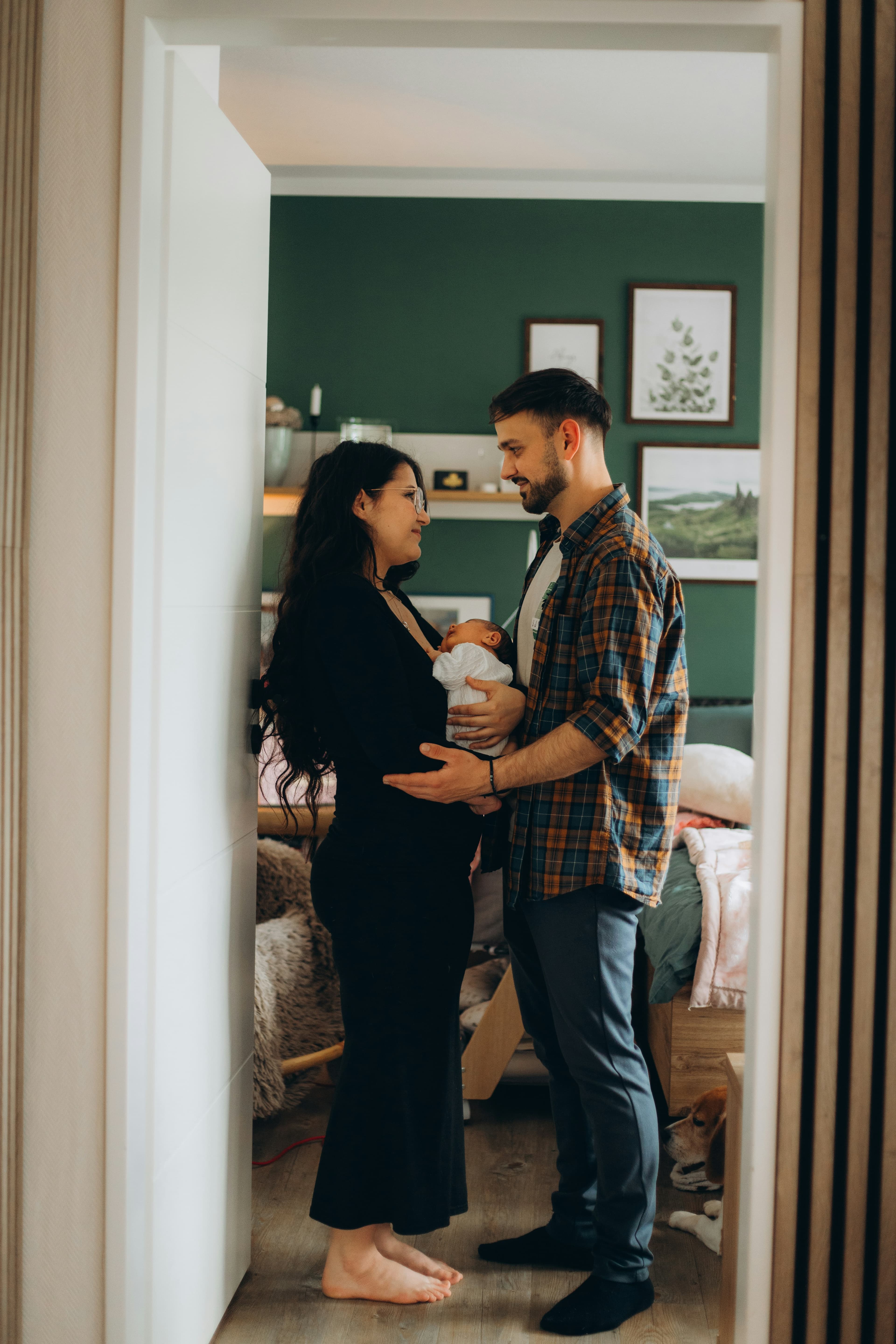 新生児を抱いて向き合う夫婦