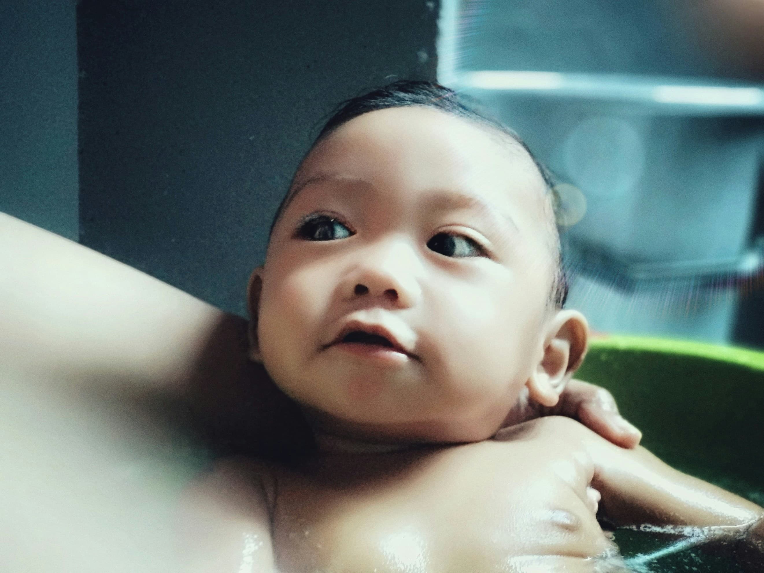 お風呂に入るアジア系の赤ちゃん
