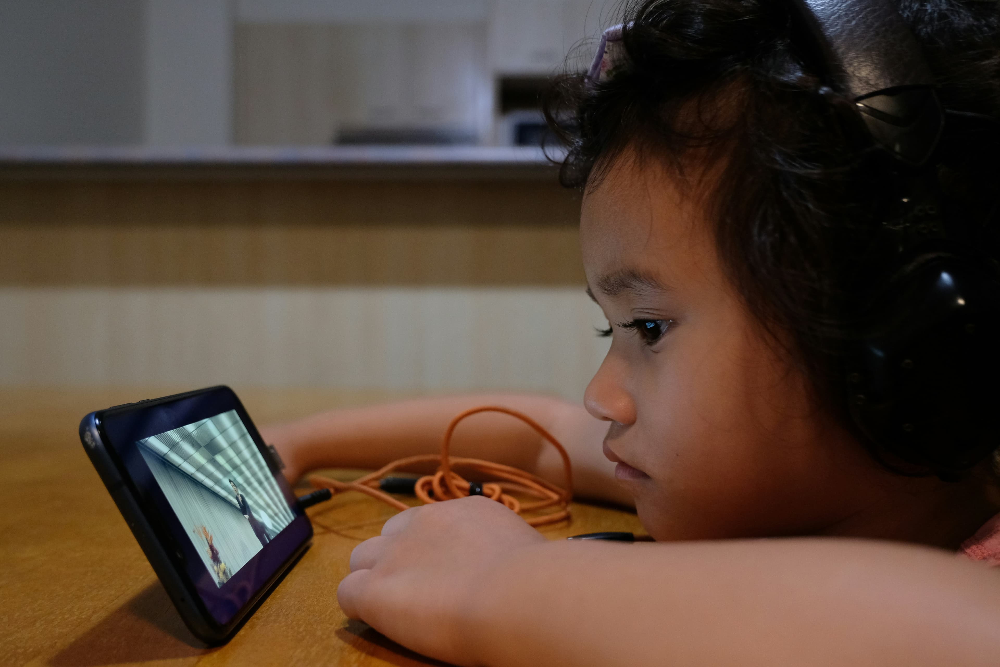 スマホで動画を見る子ども