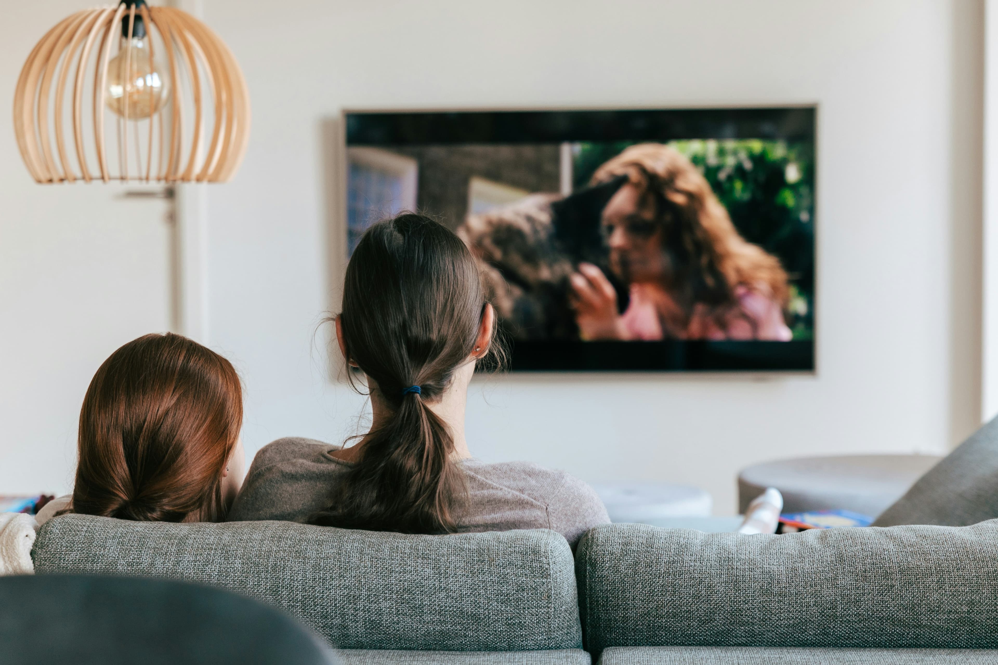 親子でテレビ画面を見る後ろ姿